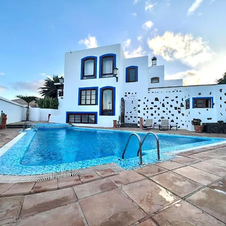 Doble Con Terraza O Balcon, Desajuno Incluido,wifi Gratis, Piscina Apartmán *