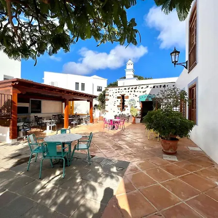 Apartment Doble Con Terraza O Balcon, Desajuno Incluido,wifi Gratis, Piscina Yaiza (Lanzarote)